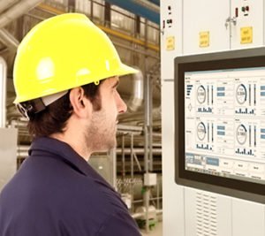 Engenheiro olhando um painel.